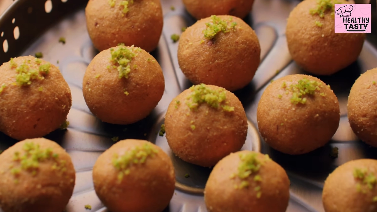 Besan Ladoo Recipe: स्वादिष्ट बेसन लड्डू बनाने की आसान विधि